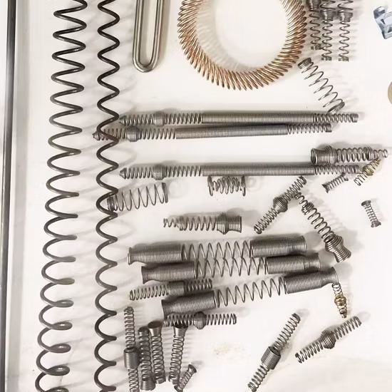 Fabrikspezifische OEM-Dienstleistungen Metalleisen Edelstahldraht Formbiegefedern Spannungsspirale Spule komprimierte Verlängerung Torsionsfeder